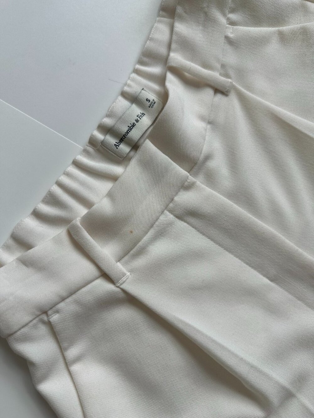 A&F High-Waist Tailored Shorts - Picture 3 of 6